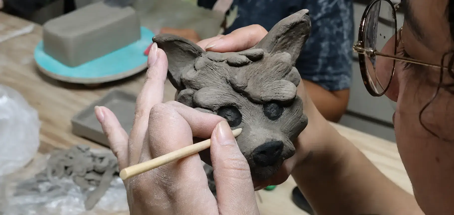 Alumna trabajando en modelado manual en el taller de cerámica de Caballito