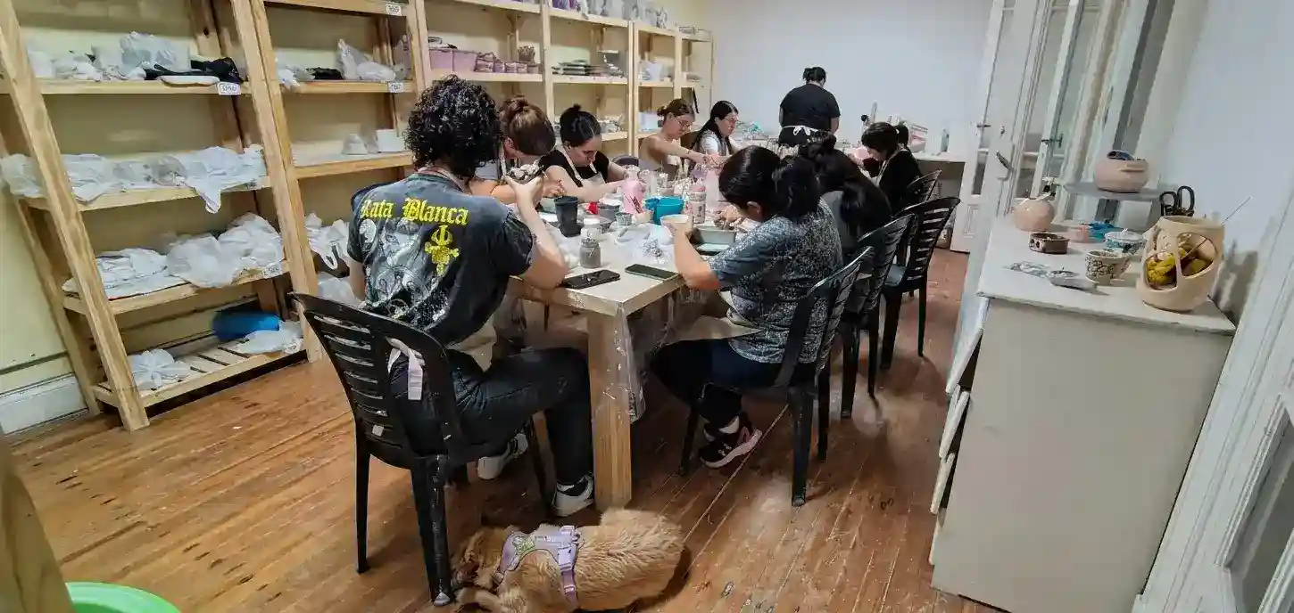 Interior del taller de alfarería en Caballito