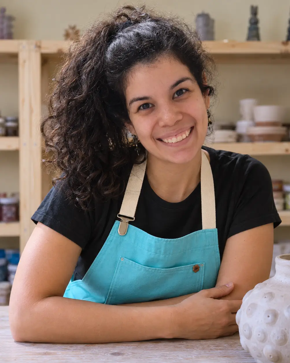 Mariana Parra Corrales, arquitecta, ceramista y docente de Artesana del Barro en Caballito