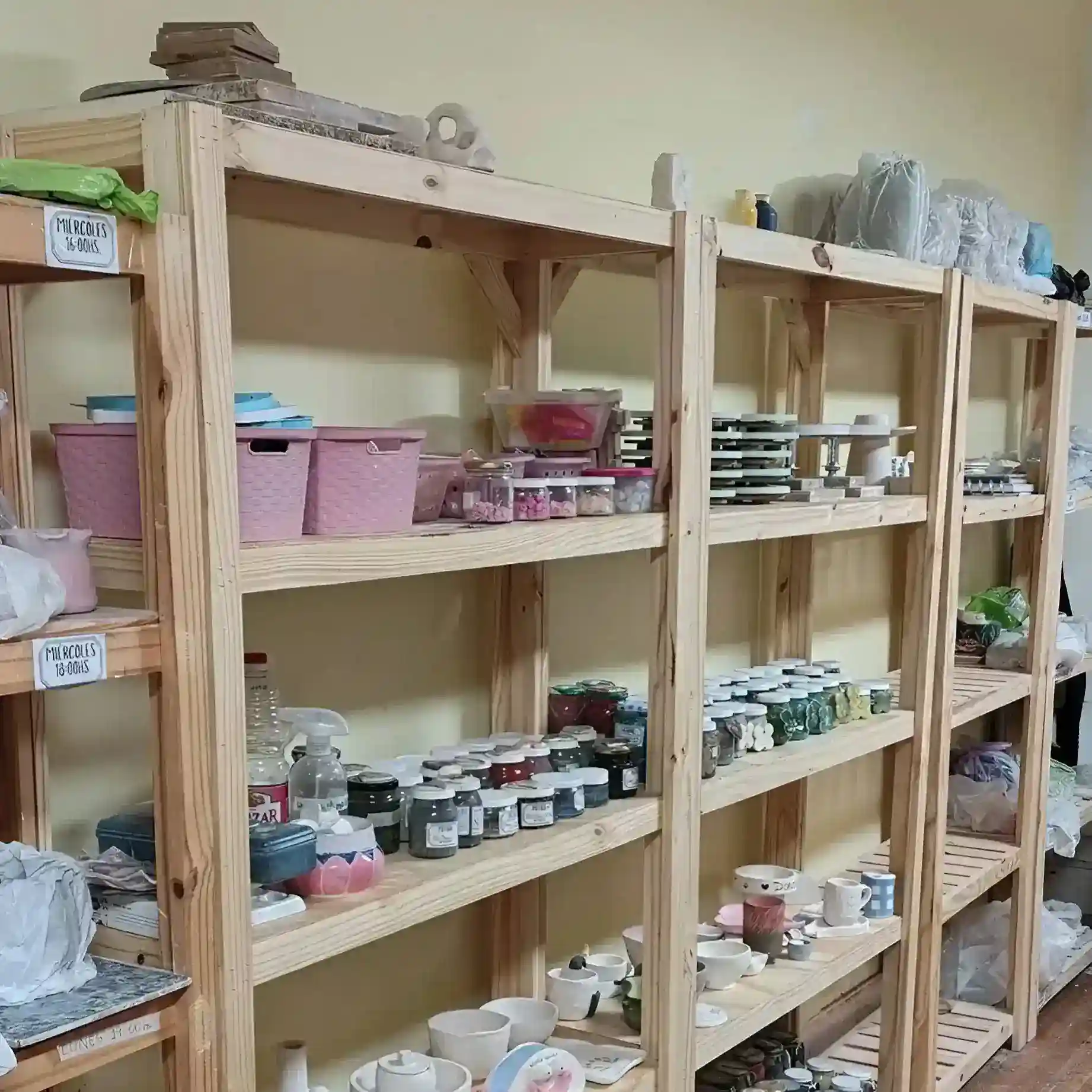 Piezas de cerámica esmaltadas hechas en el taller de Caballito